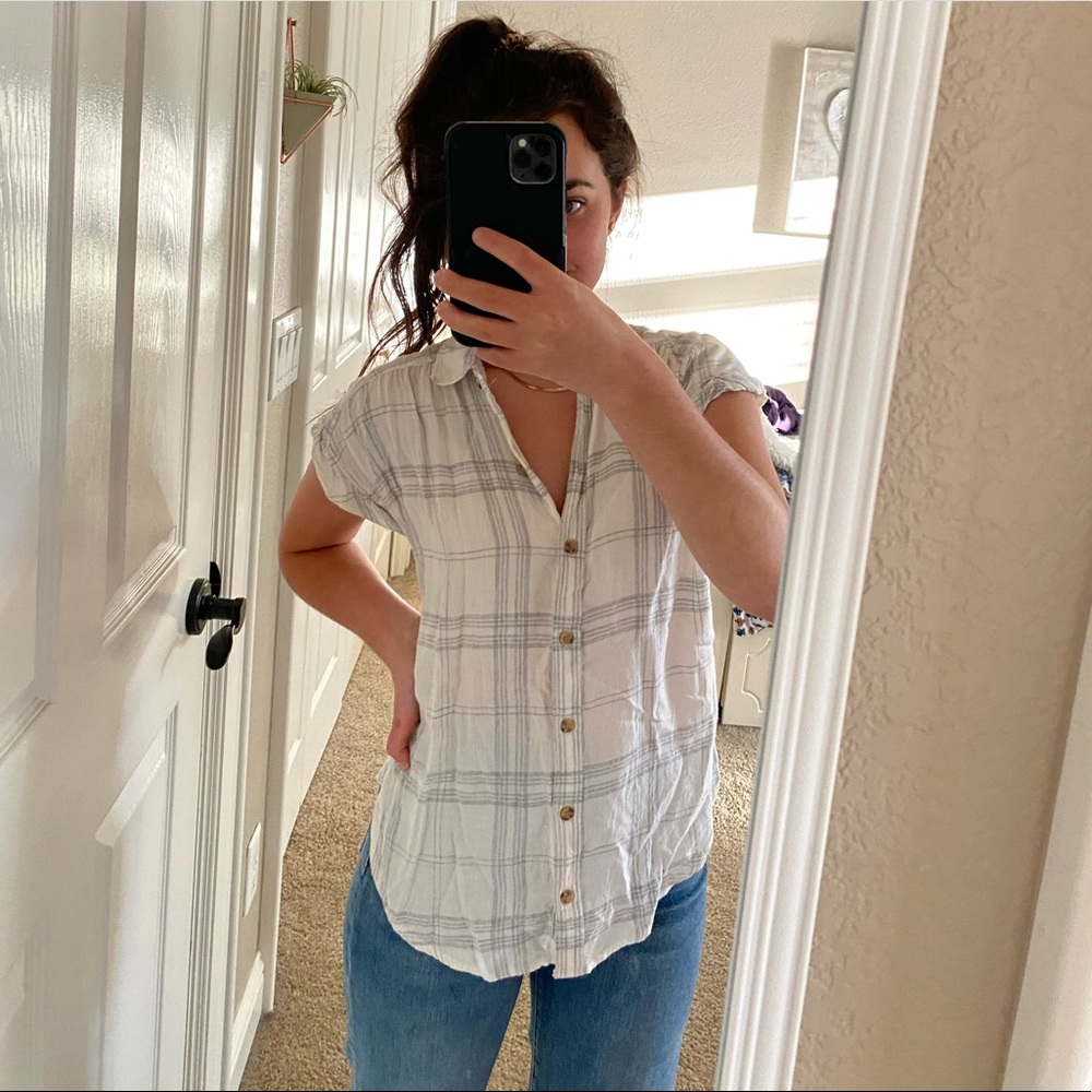 🌟Last Day on Posh🌟 soft grey plaid button up shirt